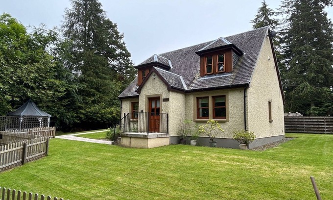 Arden Cottage | Bonnie Banks Cottage - Sleeps 6 - sleeps 6 guests in 3 bedrooms