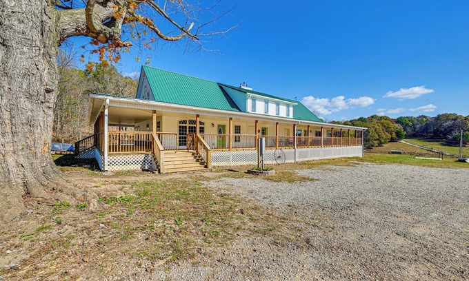 Hardyville House | Bonnieville Farmhouse on 69 Acres w/Porch!