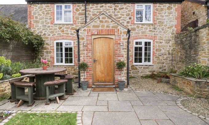 Ilton Cottage | BONNINGS COTTAGE, pet friendly, with open fire in Barrington