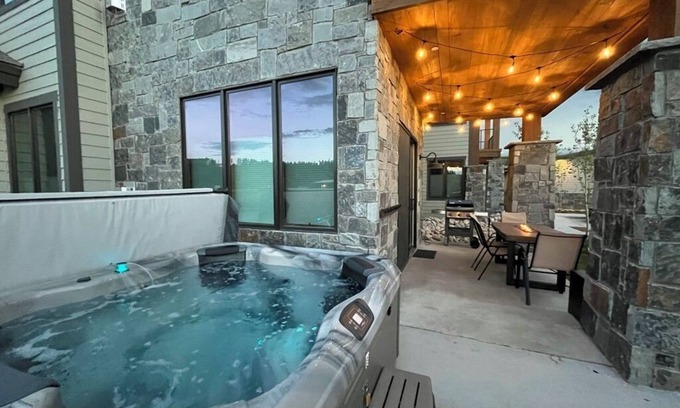 Fraser Condo | Bonus Bunk Room! Private Hot Tub and Walkable to Restaurants and Brewery!