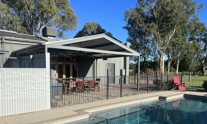 Kialla House | Bonvale Resort Entire Guesthouse with pool