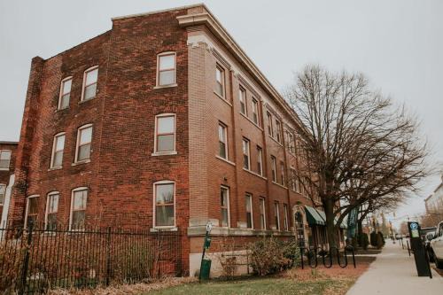 Chatham-Arch Apartment | Book 7 Apts Together - Near Lucas Oil Stadium