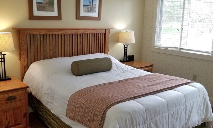 Acme Condo | Book a discounted July stay! Condo sleeps 4-Wifi, private deck, ❤️ location!