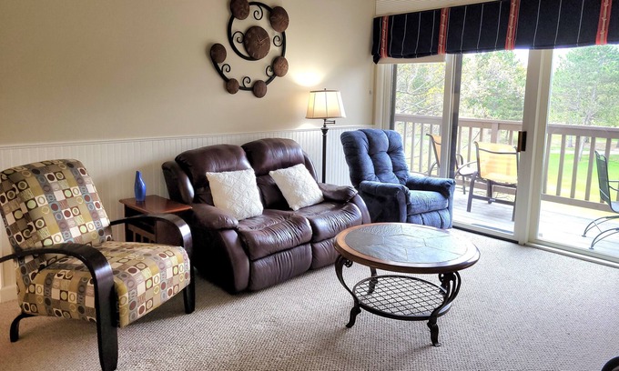 Acme Condo | 🍁Book a November stay! 2br/2ba Condo-❤️location, private deck,sleeps 6!