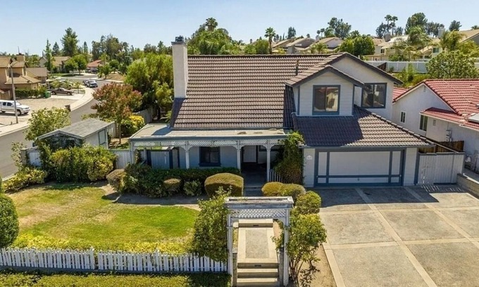Temecula House | Book a Room in Beautiful Victorian Colonial Style Home w/ private backyard oasis