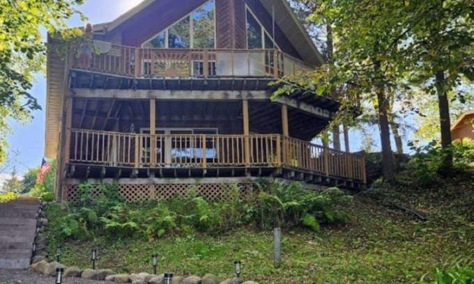 Turtle Lake House | Book for fall! Spacious Lakefront Getaway 3BR+Loft. 4 Kayaks,Canoe,Dock,Fire Pit
