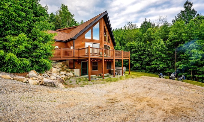 Bethel Ski Chalet | BOOK NOW! Epic Views! Hot Tub! Firepit! A/C!