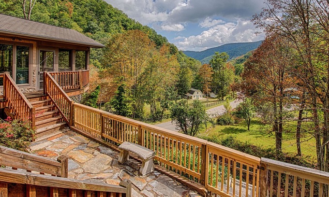 Maggie Valley Cabin | Book Now for 2026~ Luxury Lodge ~ Overlook ~ Creek & Mountain View