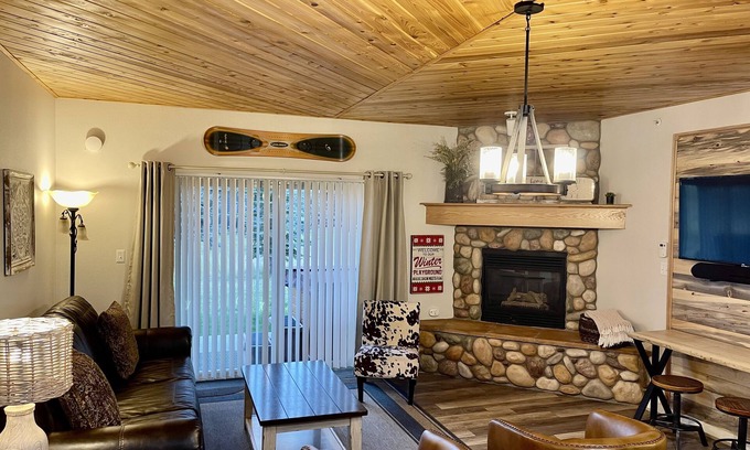 Big Sky Condo | Book now for a Yellowstone Winter/Summer Vacation! Cozy retreat with hot tub!