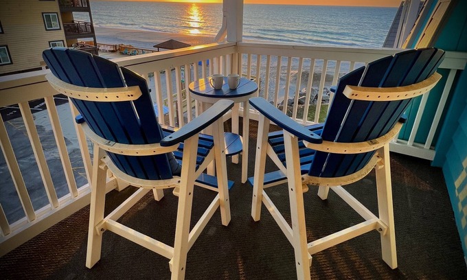 Garden City Condo | BOOK NOW FOR SUMMER! ☀️ 🌊 Oceanview Condo + Pool Access