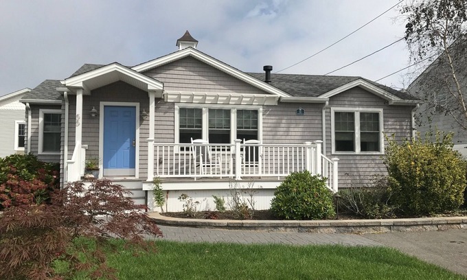 Misquamicut Cottage | Book now for Summer 2025! Great Location! Beach Parking Pass!