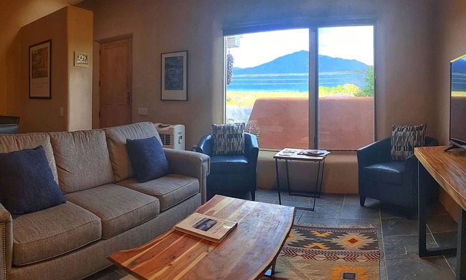 El Prado Condo | BOOK Now! Mountain Views, Spacious, Private, Close to Hiking, Dining & Shopping!