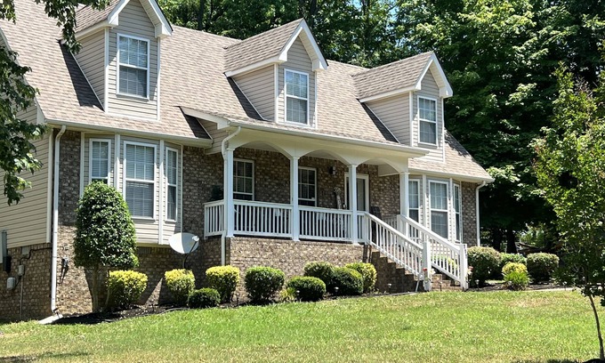 Springfield House | Book The Essential Stay! It’s a short +-30 min dr to Nashville/Clarksville TN