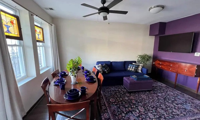 Woodlawn Apartment | Book the Great Migration Guest House. Family-sized condo near the Green Line.nn