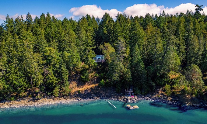 Thetis Island Cottage | Book your stay on the ocean. 2 bedroom modern cottage. Pet-Friendly!