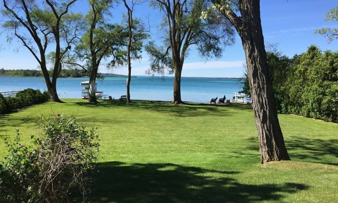 Rapid City House | Book your summer vacation on breathtaking Elk Lake. ☀️⛱️🕶️⛵️🎣