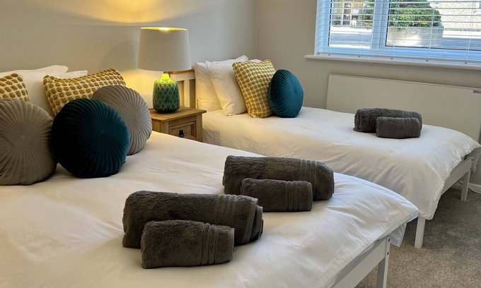 Hoddesdon Apartment | BookedUK - Lovely 2BR Flat in Hoddesdon