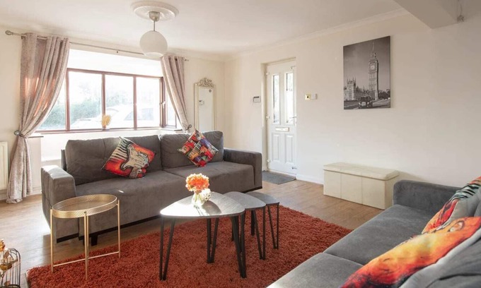 Bumble's Green House | BookedUK: Rose View Bungalow House in Roydon