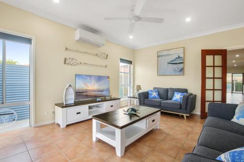 Golden Beach House | Booker Parade 22 Golden beach