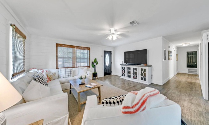 Gulfview Heights House | Booking fall No crowds Gulf place area close to beaches/Goatfeathers Pet ok