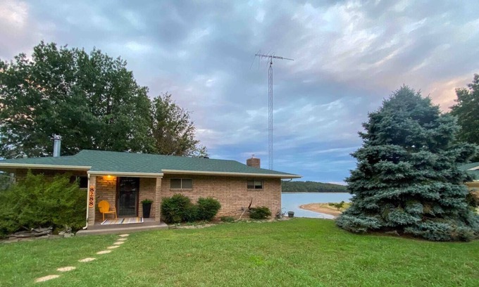 Beaver Shores House | Booking Fall NOW+Beaver Lake Waterfront+Hot Tub