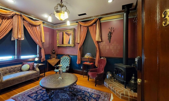 Historic Railroad District House | BookStayHop - Peerless Hotel~ Suite 3 ~ Downtown Ashland