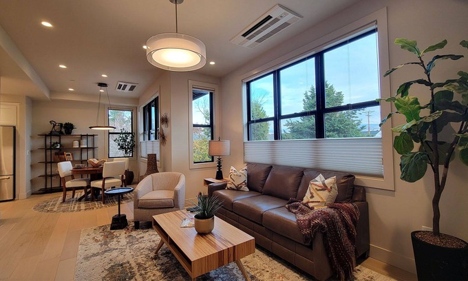Historic Railroad District Condo | BookStayHop - Plaza North Suite Sonoma
