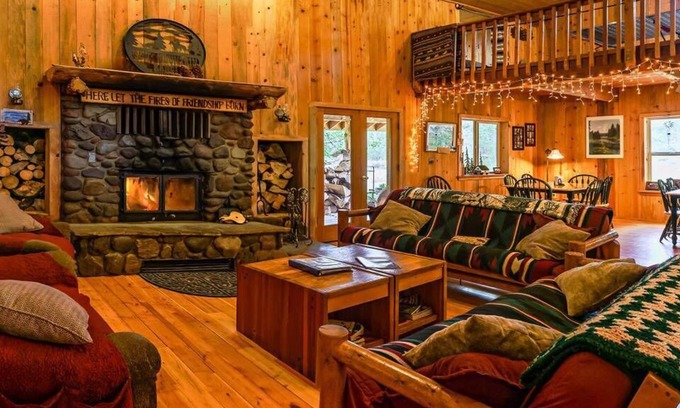Fort Klamath House | BookStayHop - Sun Mountain House. Mountain Views, Outdoor Space, Dog friendly!