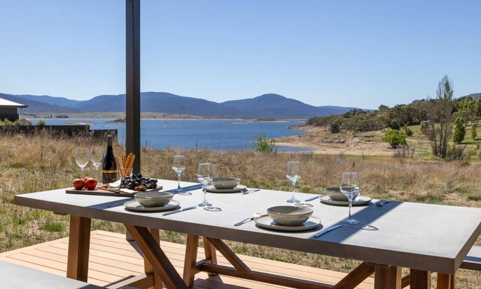 East Jindabyne House | Boorolong, located on the shores of Lake Jindabybne