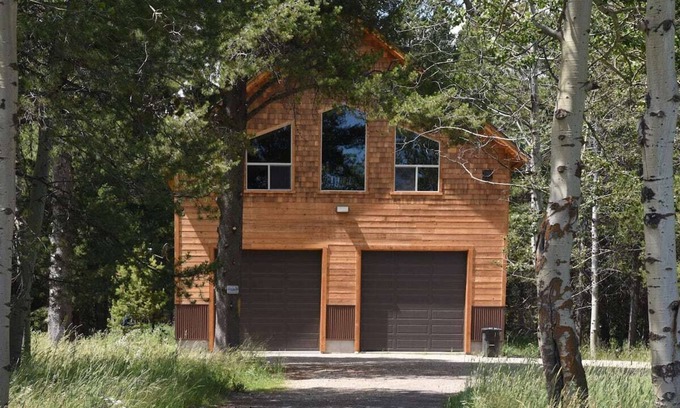 Island Park Cabin | Bootjack Bungalow~Huge Garage~ 17 Miles to Yellowstone