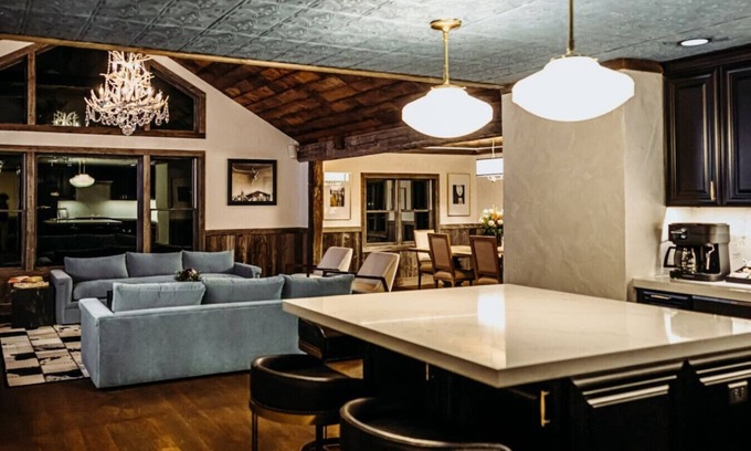 Tomahawk Apartment | Bootleggers Lodge Apartment