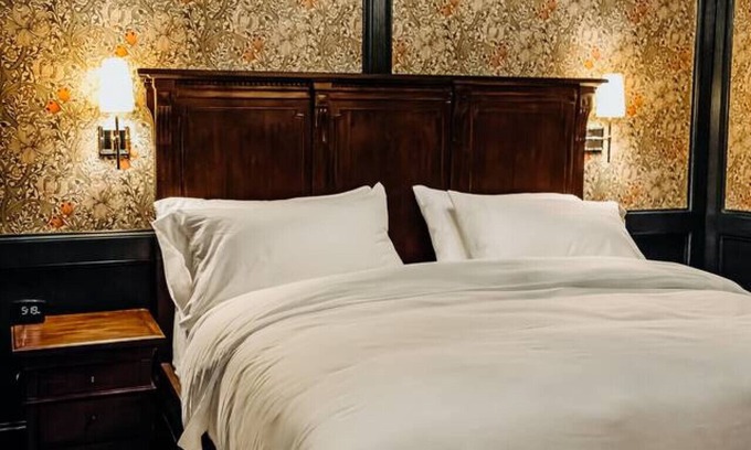 Tomahawk Hotel | Bootleggers Lodge - Florence