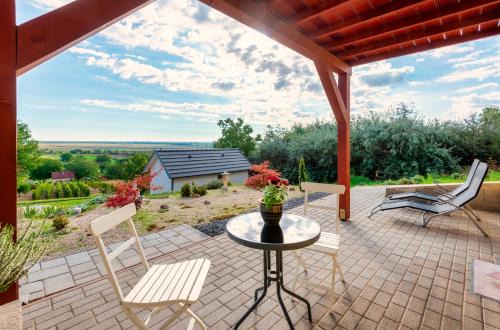 Pazmand House | Borárium Vendégházak - Zen-gő Ház