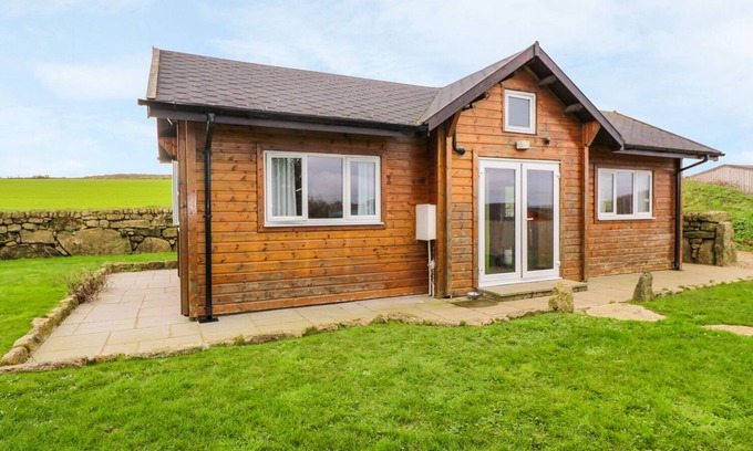 St. Buryan Cottage | BORAH LODGE, pet friendly, with hot tub in Mousehole