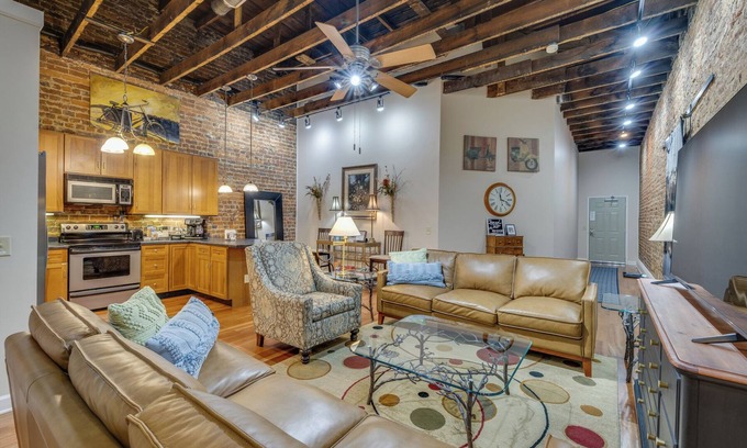 Bristol Apartment | BordertownLoft In heart of Downtown-KingBed,Walk