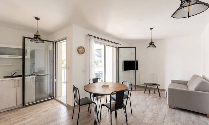 Sainte-Anne Apartment | Borely - One Bedroom Apartment, Sleeps 4