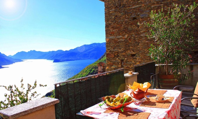 Semnago House | Borgo SanMartino Country Holiday Home with Lake View