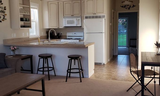 Boring House | Boring Bungalow -MT Retreat-Honeymoon Suite