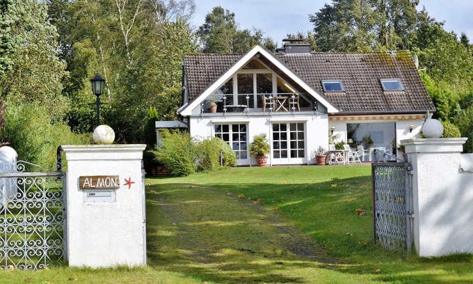 Bosau Apartment | BOSAU: Holiday apartment on the Großer Plöner See lake property, lake view, pool table