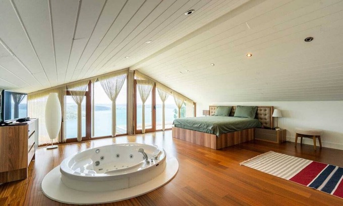 Rumeli Kavagı Mahallesi Villa | Bosphorus View Luxury Villa (Jacuzzi & Big Garden)