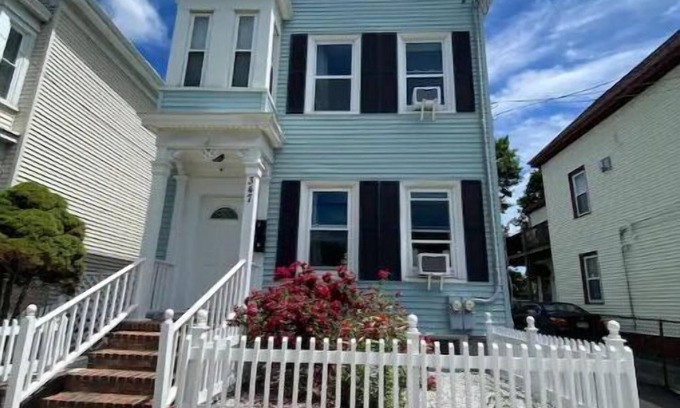 Ward Two House | Boston 2Bd Kg-Qn Bds entire unshared space near Harvard, MIT Subway w/parking
