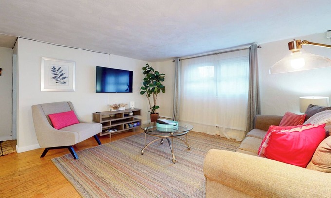 Brookline Apartment | Boston vacation,Longwood Medical,mins to MBTA,pkg