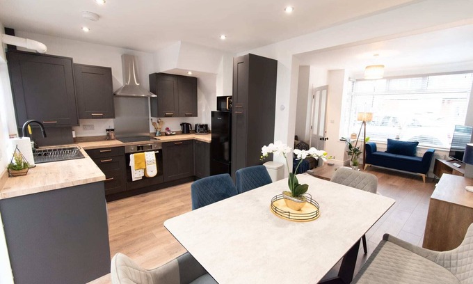 Droylsden House | Boswell - 3 Bedroom House in Audenshaw