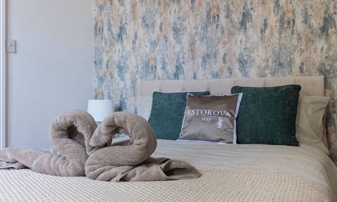 Swindon Apartment | Botanica convenient centre stay free parking/2 private gardens