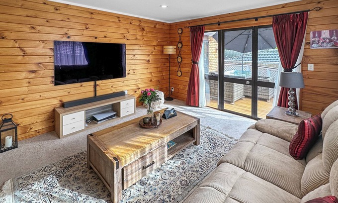 Golflands Villa | Botany Bliss l Beautiful 4Bed Family Friendly Home