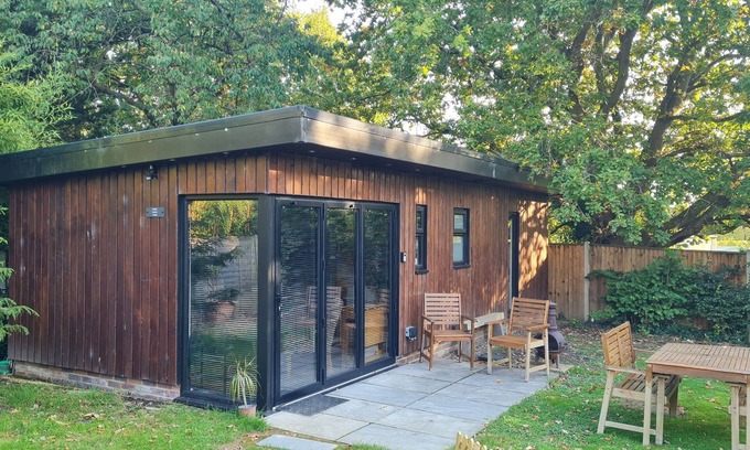 Botley Ski Chalet | Botley village, lodge, 2 bed, sleeps 3, cosy rural location,