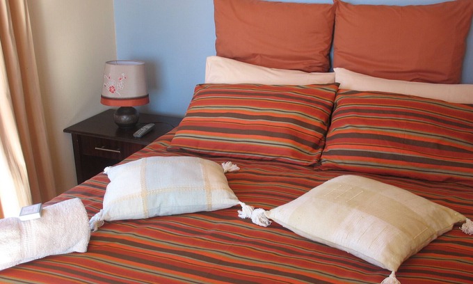 Port Edward House | Bottlenose B&B is situated on the ocean.
