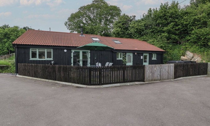 St. Brides Netherwent Cottage | BOTTOM LODGE, pet friendly, with hot tub in Penhow