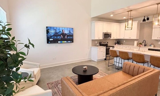 Lafayette House | Boudreaux House+KING Bed+Full Kitchen+65" TV+WiFi