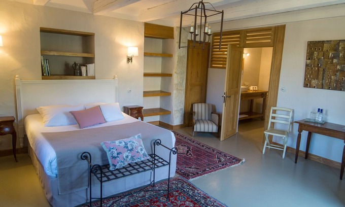 Saint-Maime-de-Pereyrol Bed & Breakfast | Bougainvillea room in Dordogne, with swimming pool and independent access.